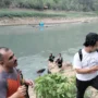 Warga dibantu aparat kepolisian tengah mencari Rapi Febriano warga Desa Mandalasari, Kecamatan Cipatat, KBB yang tenggelam di sungai Citarum. Kamis (2/11). Foto Pemdes Mandalasari