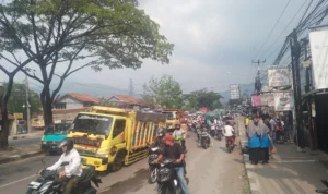 Laka Lantas Tunggal di Jalan Raya Garut-Bandung, Velg dan Ass Roda Truk Lompat Hantam Rumah serta Motor Laka lantas tunggal satu unit truk hingga merusak banguna dan kendaraan speda motor di Jalan Raya Garut-Bandung, tepatnya di Kecamatan Rancaekek, Kabupaten Bandung. (Yanuar/Jabar Ekspres)