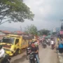 Laka lantas tunggal satu unit truk hingga merusak banguna dan kendaraan speda motor di Jalan Raya Garut-Bandung, tepatnya di Kecamatan Rancaekek, Kabupaten Bandung. (Yanuar/Jabar Ekspres)