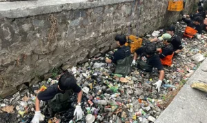 Personil Pandawara Group Kembali Lakukan Bersih-Bersih Selokan Kecil di Baleendah Kabupaten Bandung. Foto Agi Jabar Ekspres