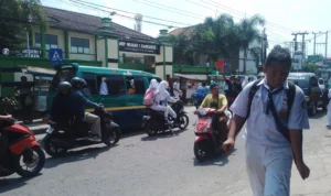 Pantau Aktivitas Siswa Cegah Aksi Perundungan, SMPN 1 Rancaekek Bandung Bentuk Korlas dan Pasang CCTV Peserta didik SMPN 1 Rancaekek, Kabupaten Bandung tengah berpulang sekolah usai mengikuti kegiatan belajar mengajar. (Yanuar/Jabar Ekspres)