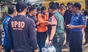 Petugas BPBD Kota Bogor dan Tim SAR Gabungan saat berkoordinasi melakukan upaya pencarian korban. (Yudha Prananda / Jabar Ekspres)