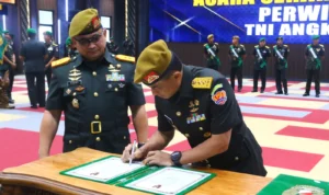 Doc. Tanda Tangan Sertijab Brigadir Jenderal TNI Mohammad Naudi Nurdika S.IP,. M.Si M.Tr (kanan yang menandatangan) Mayjen TNI Yudhi Chandra Jaya M.A (kiri) (mong)