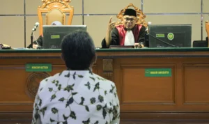 Ist. Mantan Wali Kota Bandung, Yana Mulyana saat mengaku bersalah atas perbuatannya kepada Majelis Hakim. Foto. Pandu Muslim Jabar Ekspres.