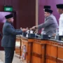 DPRD Kota Bogor Sahkan Dua Perda Baru Ketua DPRD Kota Bogor, Atang Trisnanto saat menerima laporan hasil pembahasan Raperda dari Tim Pansus. (Yudha Prananda / Jabar Ekspres)
