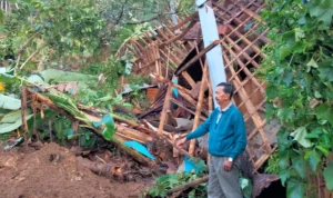 Warga Kampung Citiis, Desa Cicadas, Kecamatan Rongga Terpaksa diungsikan setelah rumahnya tertimbun longsor. Selasa (22/11).