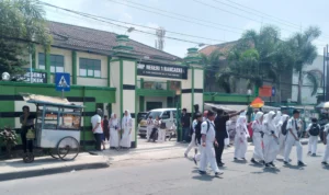 Peserta didik SMPN 1 Rancaekek saat berpulang sekolah usai kegiatan belajar mengajar. (Yanuar/Jabar Ekspres)