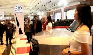 Usai Syarat Subsidi Dilonggarkan, Penjualan Motor Listrik "Ngegas" BISNIS : Direktur Jenderal Industri Logam, Mesin, Alat Transportasi, dan Elektronika (ILMATE) Kemenperin, Taufiek Bawazier (berjas hitam) saat pembukaan GIIAS di Bandung, Rabu (22/11) / Pandu Muslim