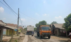 Pembangunan Jalan Tambang di Parung Panjang Masih Suram Pembangunan jalan tambang di Parung Panjang, Kabupaten Bogor masih suram.