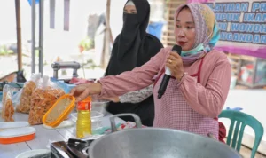 Puluhan Ibu-Ibu di Pangandaran Terima Pelatihan Produksi Keripik Ikan dari Wanita Nelayan Ganjar