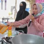Puluhan Ibu-Ibu di Pangandaran Terima Pelatihan Produksi Keripik Ikan dari Wanita Nelayan Ganjar