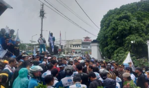 Gabungan Kelompok Buruh Geruduk Pendopo Kabupaten Sukabumi, Tuntut UMK 2024 Naik