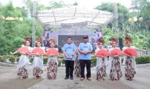 Doc. (Kiri) Kadisdik Kota Cimahi, Nana Suyatna dan (Kanan) Setda Kota Cimahi, Dikdik S. Nugrahawan saat Peringatan Hari Guru Nasional Sabtu (25/11) di Pemkot Cimahi (Istimewa)
