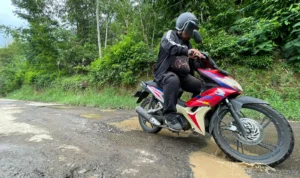 Tanpa Bantuan Pemerintah, Warga Cilame Kabupaten Bandung Gotong Royong Perbaiki Jalan Selama 5 Tahun Warga Desa Cilame, Kecamatan Kutawaringin, Kabupaten Bandung saat melewati jalanan yang berlubang, Senin (27/11/2023). Foto Agi Jabar Ekspres
