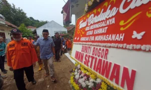 Bupati Bogor Iwan Setiawan saat mengunjungi rumah korban longsor. Foto : Sandika Fadilah/Jabarekspres.com