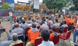 Undang Bro Ron, Tim Lapangan PUPR Kota Bogor Digembleng Teknis Perbaikan Jalan Rusak Jajaran Tim Lapangan DPUPR Kota Bogor saat mengikuti pelatihan khusus teknis perbaikan jalan, Senin (27/11). (Yudha Prananda / Jabar Ekspres)