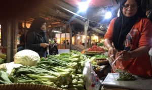 Jelang Akhir Tahun Harga Cabai di Bandung Tak Kunjung Turun Pedagang sayur di pasar Kiaracondong, Deffa Hudzaifa, Rabu (29/11)