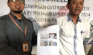 Dari kiri anggota komisioner panswaslu bojongsoang Andri Hendrawan, ketua panwaslu bojongsoang Jaja Sutisna, Rabu (29/11) (Deffa Hudzaifa)