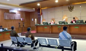 Dok. Tiga Terdakwa kasus suap proyek Bandung Smart City saat jalani sidang pembacaan tuntutan. Rabu (29/11). Foto. Sandi Nugraha.
