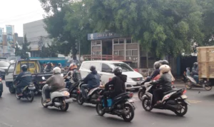 Kondisi halte bus TMB di Jalan Raya Cinunuk, Kecamatan Cileunyi, Kabupaten Bandung sudah rusak dan tak berfungsi hingga jadi kumuh. (Yanuar/Jabar Ekspres)