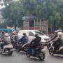 Kondisi halte bus TMB di Jalan Raya Cinunuk, Kecamatan Cileunyi, Kabupaten Bandung sudah rusak dan tak berfungsi hingga jadi kumuh. (Yanuar/Jabar Ekspres)