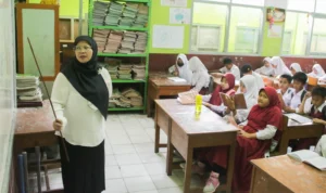 Situasi Kegiatan Belajar Mengajar (KBM) Sekolah Dasar di Kota Bandung . Pemkot Bandung telah mengucurkan 50 Miliar untuk tenaga pendidik honorer dari jenjang TK hingga SMP. (Pandu Muslim/Jabar Ekspres)