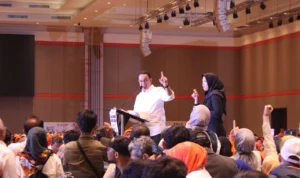 KEJAR TARGET : Capres Anies Baswedan saat menyapa TKD dan relawan di Sudirman Grand Ballrom, Rabu (29/11)