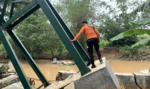 Bogor Diguyur Hujan Deras, Jembatan Rawayan Milik Pemkab Ambruk hingga Akses Jalan Lumpuh Jembatan di Bogor ambruk, akses warga lumpuh. Foto : Dok BPBD