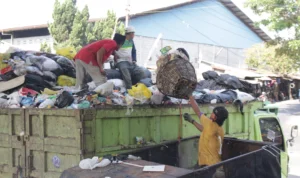 Pengangkutan sampah di wilayah Panyileukan, Kota Bandung.