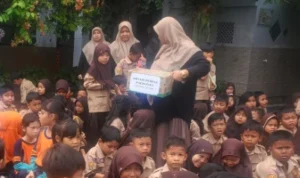 Penggalangan dana untuk Palestina yang dilakukan Siswa SD Negeri 1 Banjar Jawa Barat. (Cecep Herdi/Jabar Ekspres)