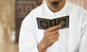 ILUSTRASI : Cara menjaga hafalan Alquran . (freepik)