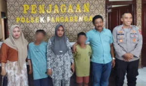 Dua bocah Sampang yang ke Jakarta saat dijemput oleh orang tuanya. (istimewa)