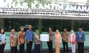 Penyerahan penghargaan Zona Halal Aman dan Sehat untuk Kantin "Amanah" RS AL Islam. (ist)