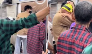 Tangkapan layar video bocah terjepit pintu KRL. (instagram)