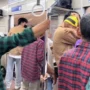 Tangkapan layar video bocah terjepit pintu KRL. (instagram)