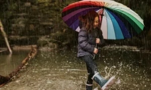 Doa Saat Turun Hujan, Agar jadi Berkah dan Bukan Pembawa Penyakit ILustrasi pembacaan doa saat turun hujan. (freepik)