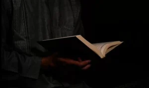 ILUSTRASI: doa an ayat rukyah yang dibacakan untuk menyembuhkan AIN. (freepik)