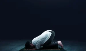 ILUSTRASI: Setan yang senang mengganggu orang saat sedang sholat. (freepik)