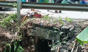 Jalan Tanah Baru Kota Depok yang rusak