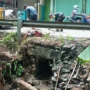Jalan Tanah Baru Kota Depok yang rusak