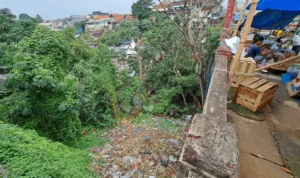 Kondisi Jembatan MA Salmun, Kota Bogor yang dipenuhi sampah.