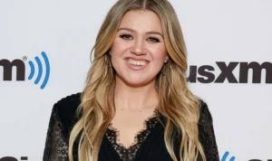 Kelly Clarkson Berbunga-bunga Saat Dikado Setiap Taylor Swift Merilis Album Rekam Ulang Kelly Clarkson Berbunga-bunga Saat Dikado Setiap Taylor Swift Merilis Album Rekam Ulang