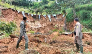 Longsor tutupi Jalan Cianten Leuwiliang sehingga satu kampung terisolasi.