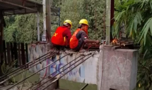 Perbaikan Jembatan Parung Serab oleh DPUPR Kota Depok (2/11).
