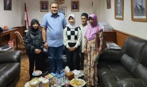 Ketua DPRD Rudy Susmanto Berikan Bantuan Biaya Untuk Siswa Putus Sekolah Ketua DPRD Rudy Susmanto Berikan Bantuan Biaya Untuk Siswa Putus Sekolah
