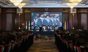 Ratusan wisudawan Universitas Informatika dan Bisnis Indonesia tengah melangsungkan upacara kelulusan.