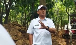 Sekretaris Daerah (Sekda) Kota Bandung, Ema Sumarna saat meninjau penanganan sampah di kawasan Tegalega, pada Rabu (1/11). (Nizar/Jabarekspres)