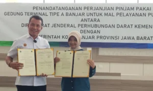 Wali Kota Banjar bersama Sekretaris Dirjenhubdat Kemenhub RI menunjukkan MoU di depan stand Mal Pelayanan Publik Lantai 3 Terminal Tipe A Kota Banjar.