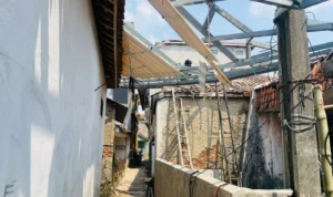 Hujan Deras Disertai Angin Kencang di Kabupaten Bandung, Satu Atap Rumah Milik Warga Terjatuh dari Lantai 4 dan Menimpa Rumah Dibawahnya.
