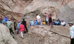 Proses evakuasi penambang yang tertimbun galian pasir di Sukabumi.